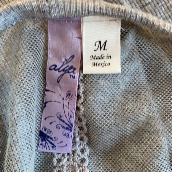 Alya gray knit tunic top Size M EUC - Picture 4 of 5